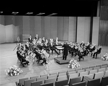 855059 Afbeelding van de Utrechtse GEVU Brassband Electra, tijdens een repetitie in het Beatrixgebouw van de Jaarbeurs ...